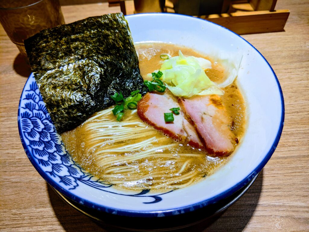 【嘉義東區美食】瀧野拉麵:震撼味蕾的家系濃厚豚骨!初訪拉麵流派的重口味挑戰 瀧野拉麵的橫濱家系豚骨拉麵