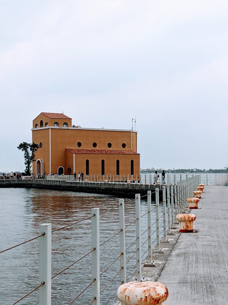 【屏東東港景點】海上教堂咖啡:在南臺灣遇見歐洲古堡!漂浮在大鵬灣上的異國午茶時光 海上教堂咖啡
