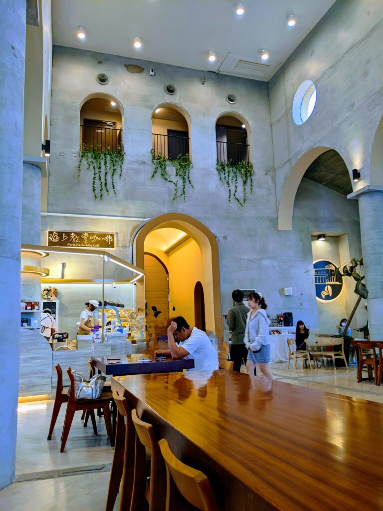 【屏東東港景點】海上教堂咖啡:在南臺灣遇見歐洲古堡!漂浮在大鵬灣上的異國午茶時光 海上教堂咖啡內部景致