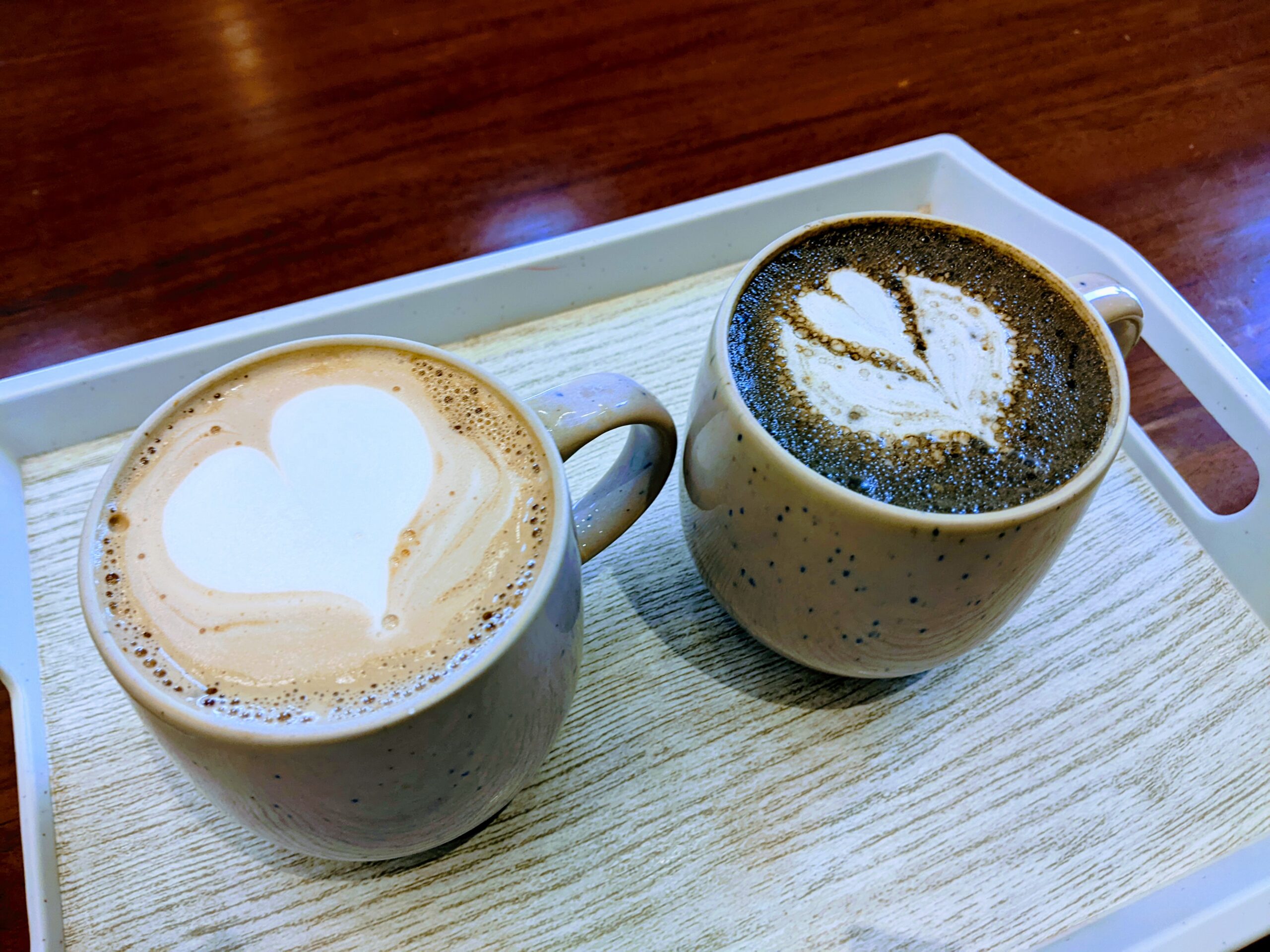 海上教堂咖啡的日式焙茶拿鐵與紅茶拿鐵