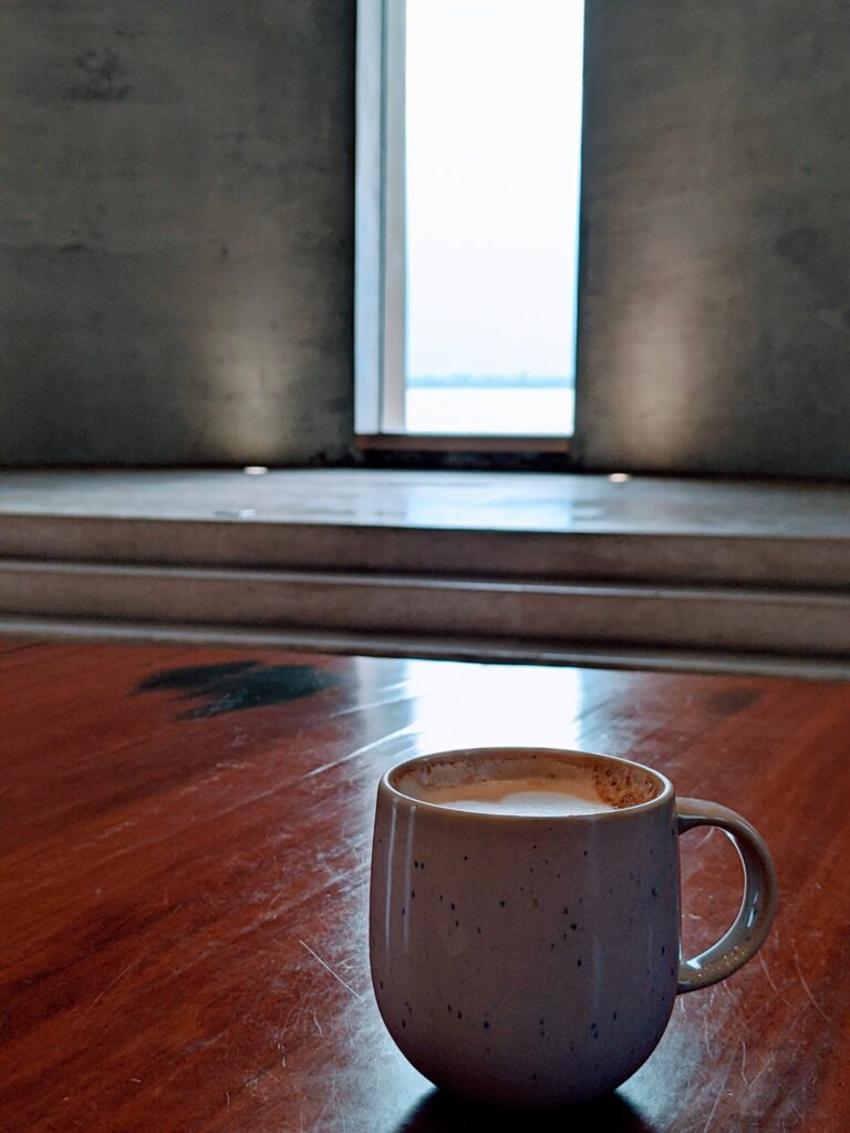 【屏東東港景點】海上教堂咖啡:在南臺灣遇見歐洲古堡!漂浮在大鵬灣上的異國午茶時光 海上教堂咖啡內部景致-2