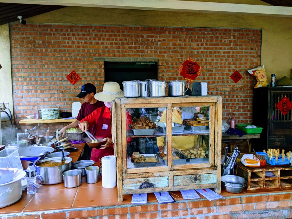【屏東琉球美食】相思麵:那一瓢柴燒肉燥,燻香了一甲子的相思埔日常 相思麵的紅磚灶臺與木造滷味櫃