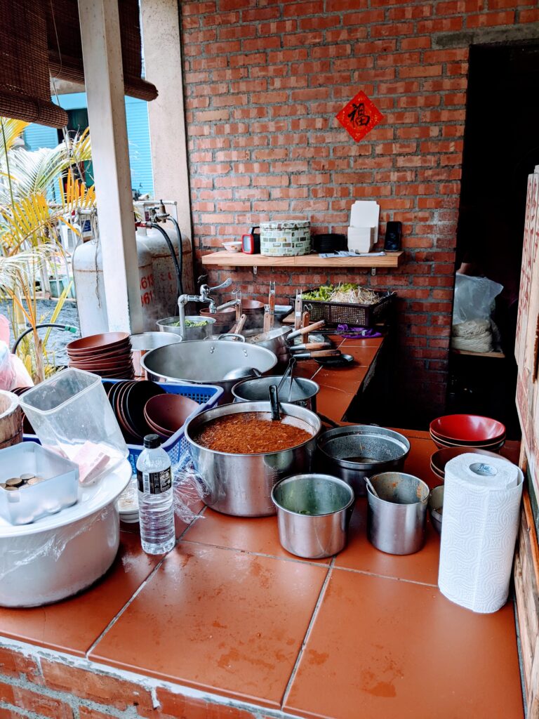 【屏東琉球美食】相思麵:那一瓢柴燒肉燥,燻香了一甲子的相思埔日常 相思麵的柴燒肉燥