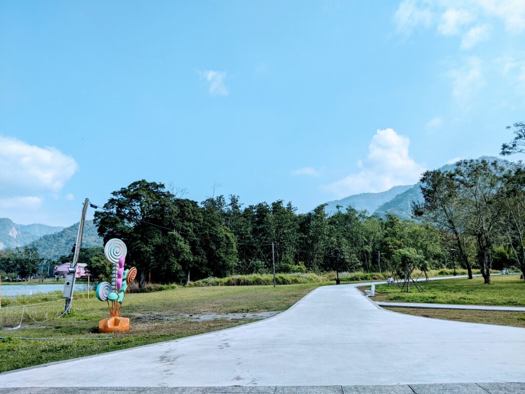 大埔湖濱公園的廣大的草皮