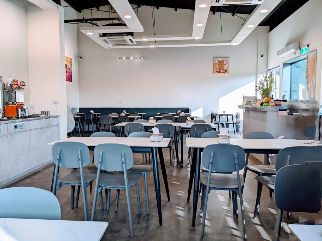 【嘉義水上美食】尼克牛排屋:水上巷弄裡的平價寶藏,碳烤雞排與極嫩菲力的雙重驚喜 尼克牛排屋整潔明亮的室內用餐空間