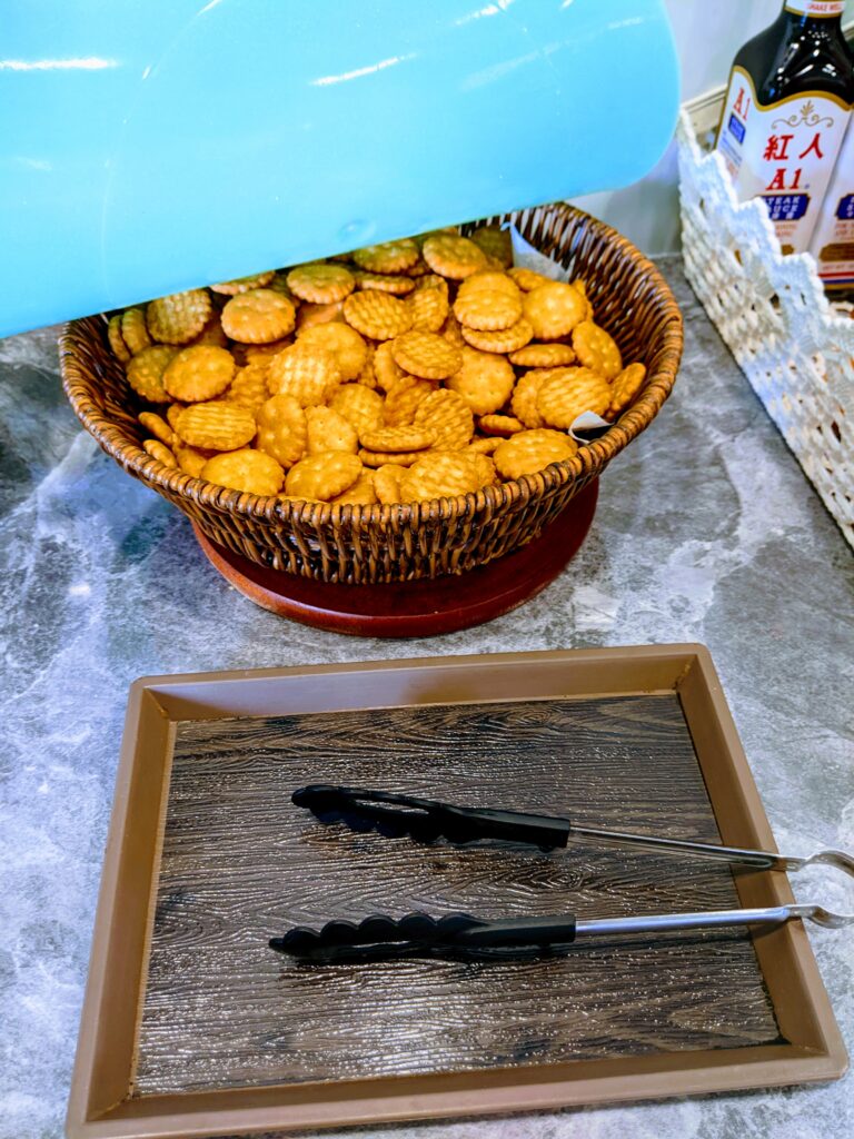 【嘉義水上美食】尼克牛排屋:水上巷弄裡的平價寶藏,碳烤雞排與極嫩菲力的雙重驚喜 尼克牛排屋自助吧的傳統小餅乾