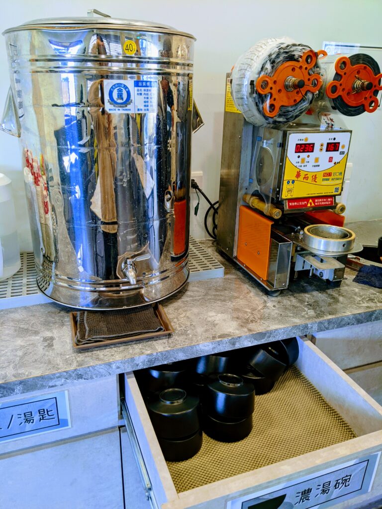 【嘉義水上美食】尼克牛排屋:水上巷弄裡的平價寶藏,碳烤雞排與極嫩菲力的雙重驚喜 尼克牛排屋自助吧的古早味紅茶跟巨無霸碗公