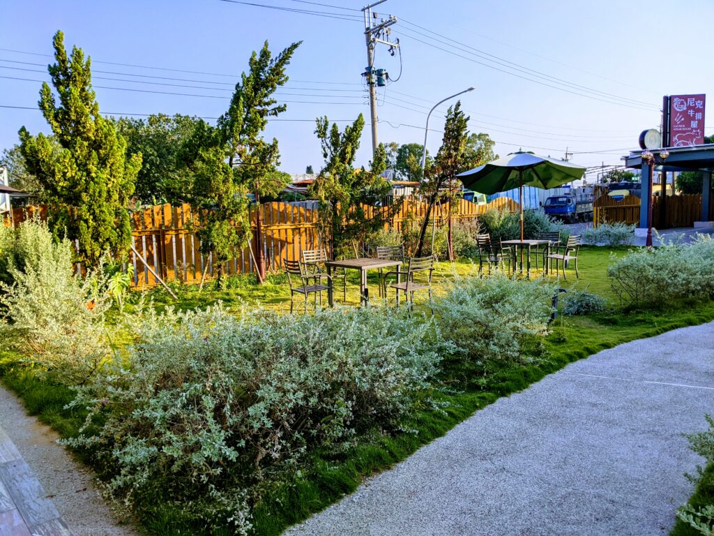【嘉義水上美食】尼克牛排屋:水上巷弄裡的平價寶藏,碳烤雞排與極嫩菲力的雙重驚喜 尼克牛排屋前的小庭園