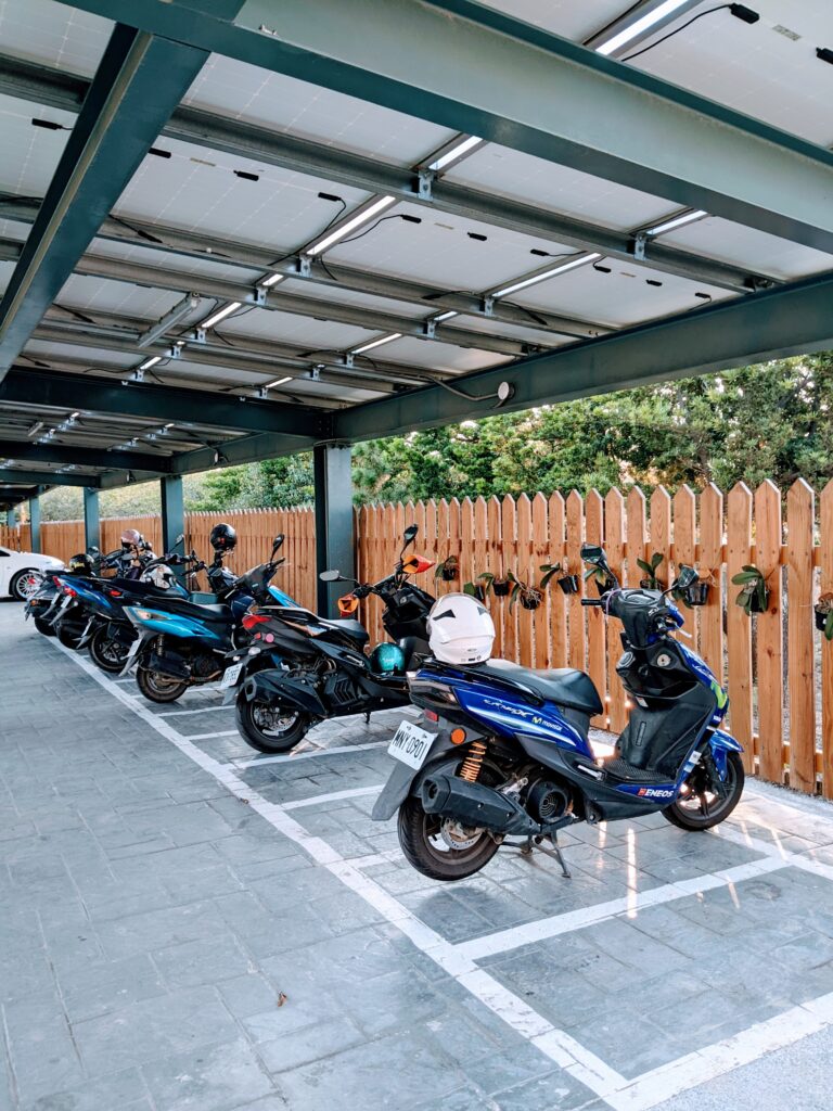 【嘉義水上美食】尼克牛排屋:水上巷弄裡的平價寶藏,碳烤雞排與極嫩菲力的雙重驚喜 尼克牛排屋的機車停車場