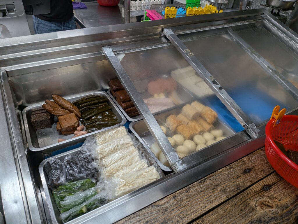 【嘉義東區美食】香香素食:驚艷味蕾的泰式打拋豬!時隔三年的回訪驚喜,酸辣平衡的層次饗宴 香香素食的滷味攤