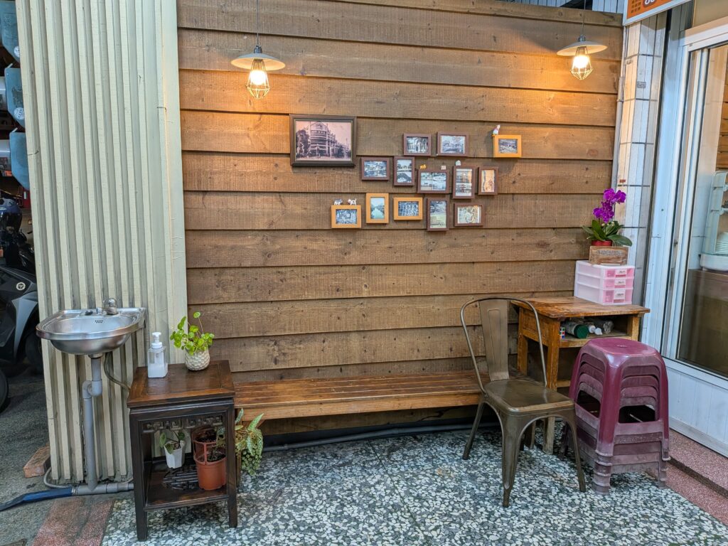 【嘉義東區美食】香香素食:驚艷味蕾的泰式打拋豬!時隔三年的回訪驚喜,酸辣平衡的層次饗宴 香香素食的候位區