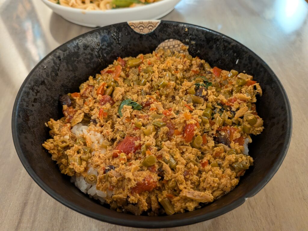 【嘉義東區美食】香香素食:驚艷味蕾的泰式打拋豬!時隔三年的回訪驚喜,酸辣平衡的層次饗宴 香香素食的泰式打拋豬蓋飯