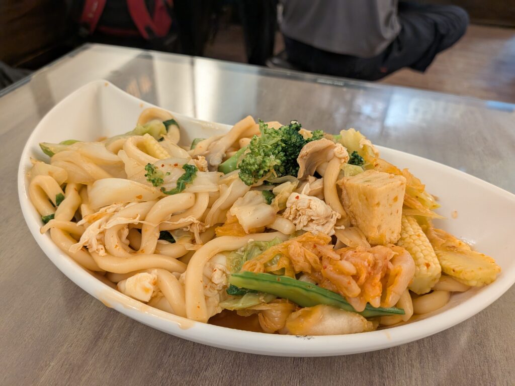 【嘉義東區美食】香香素食:驚艷味蕾的泰式打拋豬!時隔三年的回訪驚喜,酸辣平衡的層次饗宴 香香素食的日式炒烏龍麵