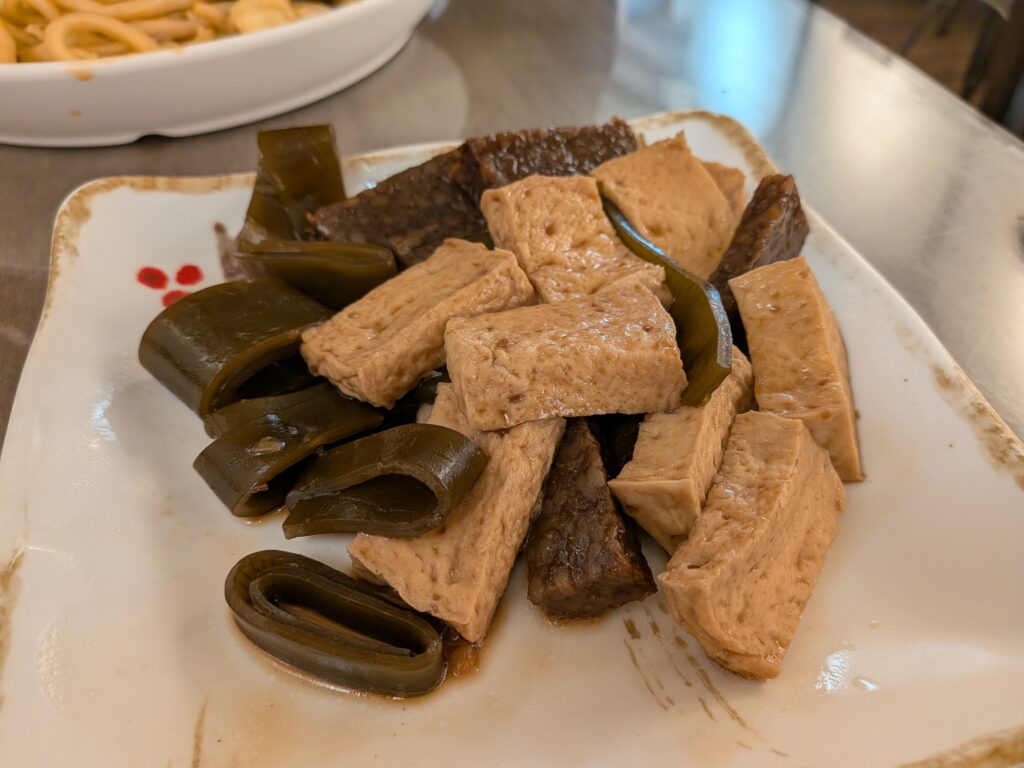 【嘉義東區美食】香香素食:驚艷味蕾的泰式打拋豬!時隔三年的回訪驚喜,酸辣平衡的層次饗宴 香香素食的滷味