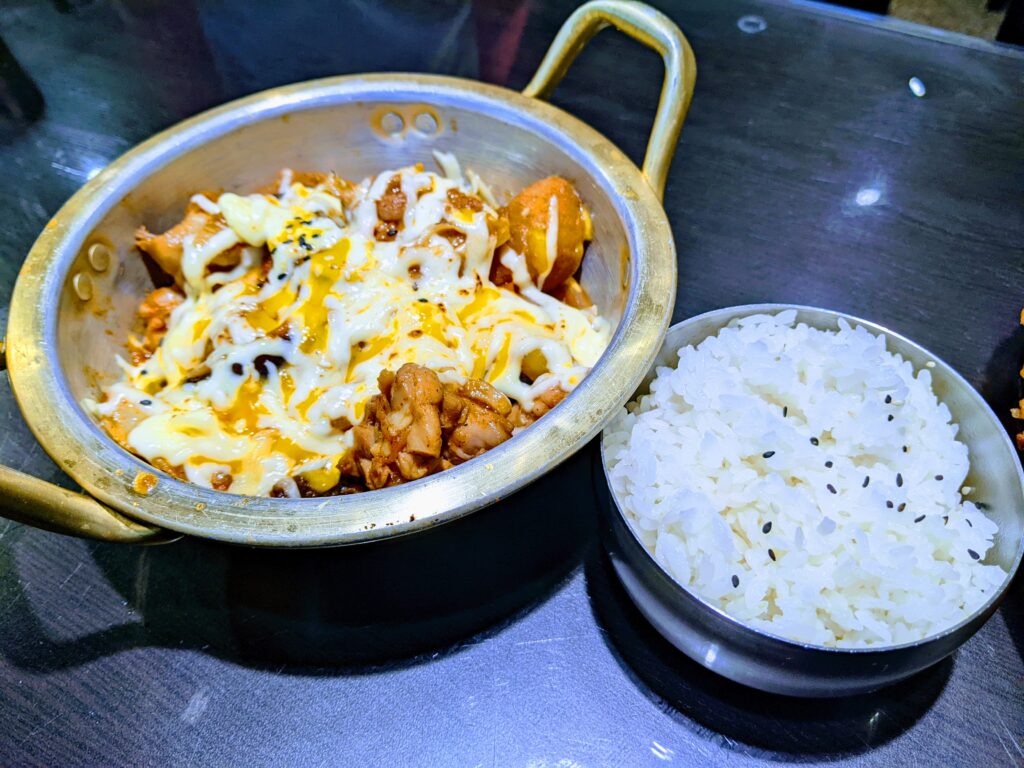 【嘉義民雄美食】韓楓館:起司控必衝!超狂部隊鍋與牽絲石鍋拌飯,高 CP 值韓式料理推薦 韓楓館的春川炒雞