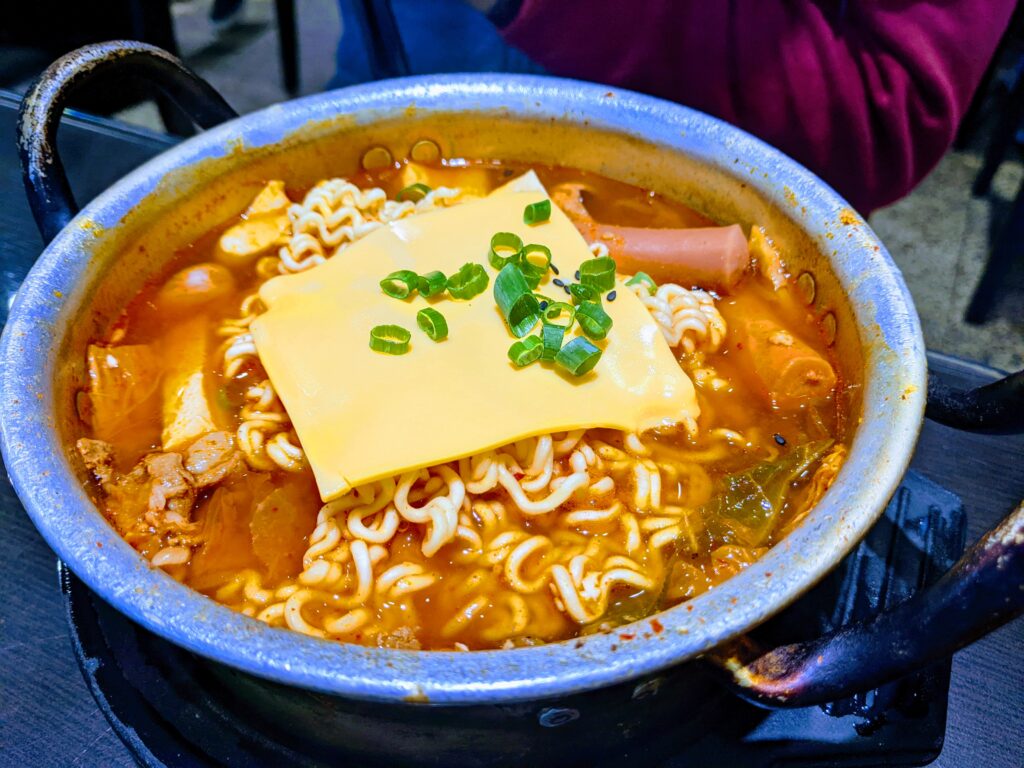 【嘉義民雄美食】韓楓館:起司控必衝!超狂部隊鍋與牽絲石鍋拌飯,高 CP 值韓式料理推薦 韓楓館的部隊鍋