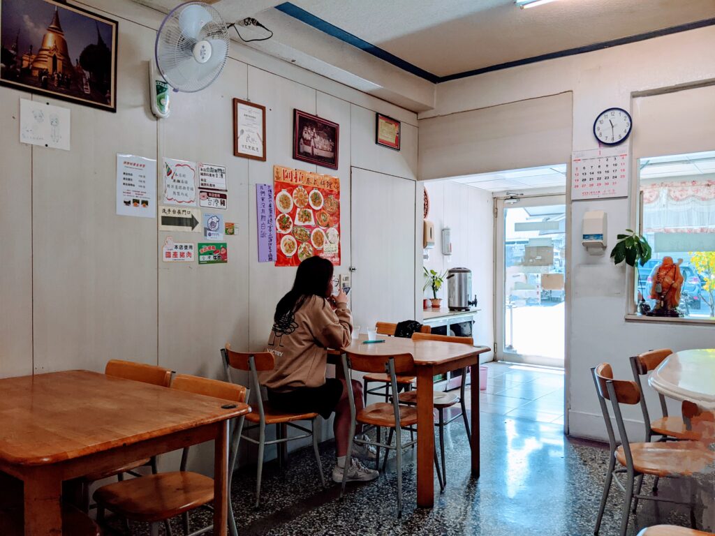 【嘉義東區美食】阿拉泰式料理:酸甜入味的南洋風味!必點椒麻雞與月亮蝦餅,適合家庭聚餐的平價選擇 阿拉泰式料理的內部裝潢