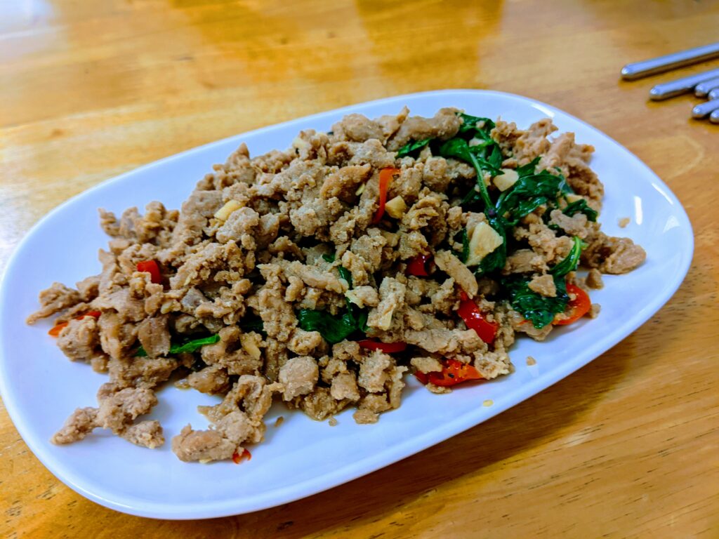 【嘉義東區美食】阿拉泰式料理:酸甜入味的南洋風味!必點椒麻雞與月亮蝦餅,適合家庭聚餐的平價選擇 阿拉泰式料理的打拋豬肉
