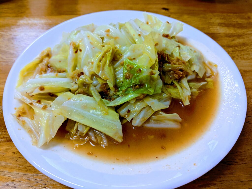 【嘉義東區美食】阿拉泰式料理:酸甜入味的南洋風味!必點椒麻雞與月亮蝦餅,適合家庭聚餐的平價選擇 阿拉泰式料理的蝦醬高麗菜