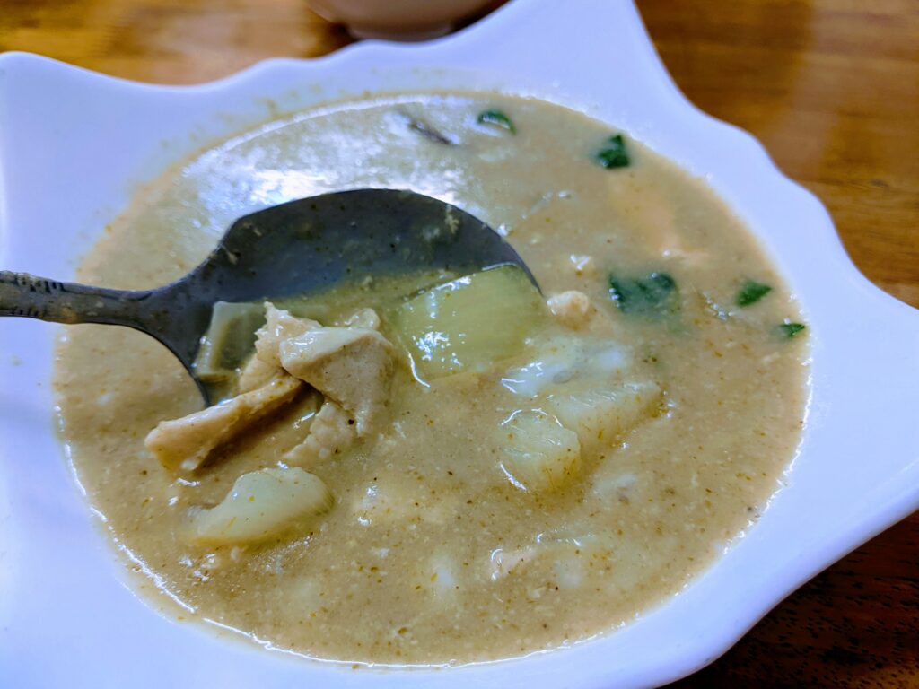 【嘉義東區美食】阿拉泰式料理:酸甜入味的南洋風味!必點椒麻雞與月亮蝦餅,適合家庭聚餐的平價選擇 阿拉泰式料理的綠咖哩雞