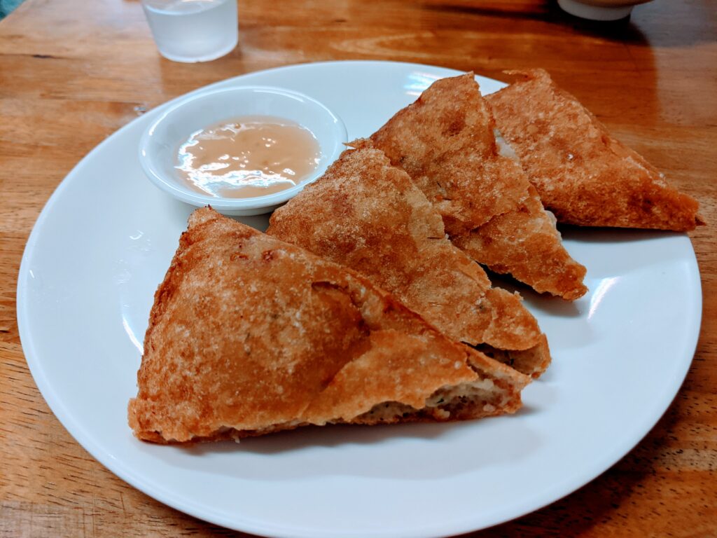 【嘉義東區美食】阿拉泰式料理:酸甜入味的南洋風味!必點椒麻雞與月亮蝦餅,適合家庭聚餐的平價選擇 阿拉泰式料理的月亮蝦餅