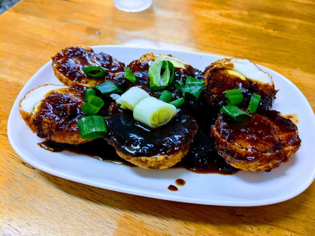 【嘉義東區美食】阿拉泰式料理:酸甜入味的南洋風味!必點椒麻雞與月亮蝦餅,適合家庭聚餐的平價選擇 阿拉泰式料理的女婿蛋