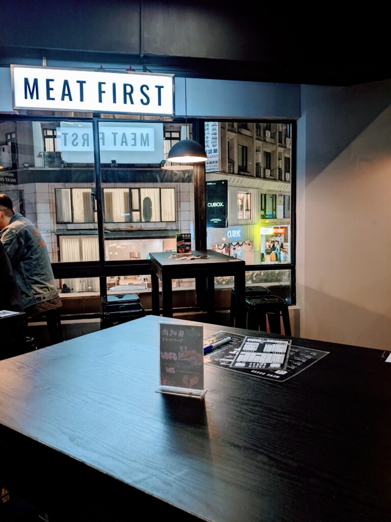 【臺中北區美食】先吃肉:二樓隱藏版爆汁漢堡!野菇洋蔥瑪塔塔豬,肉汁滿溢的極致誘惑 先吃肉的餐廳內景