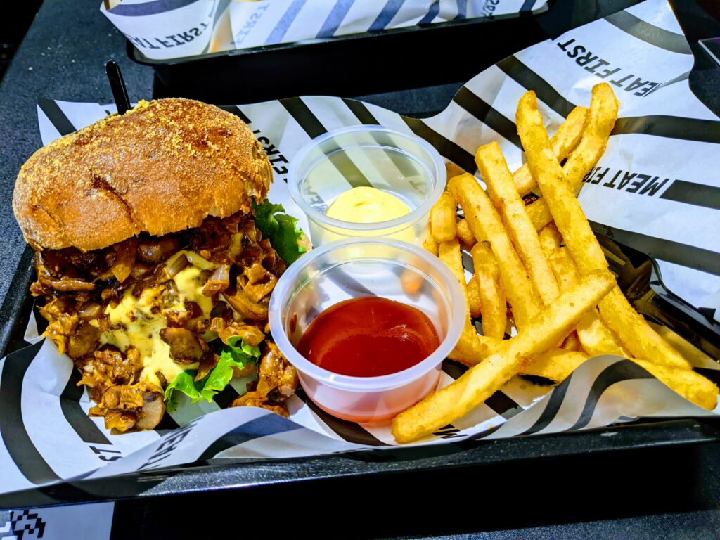 【臺中北區美食】先吃肉:二樓隱藏版爆汁漢堡!野菇洋蔥瑪塔塔豬,肉汁滿溢的極致誘惑 先吃肉的野菇洋蔥瑪塔塔豬