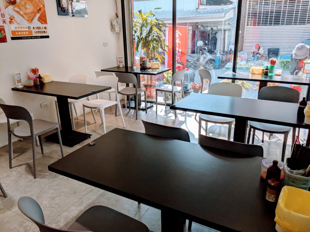 合平鴨肉羹明亮的用餐空間