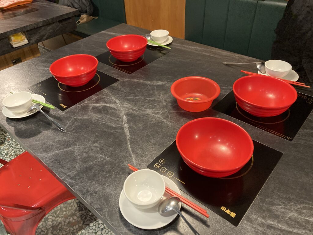 蔬盈市場火鍋的懷舊餐具