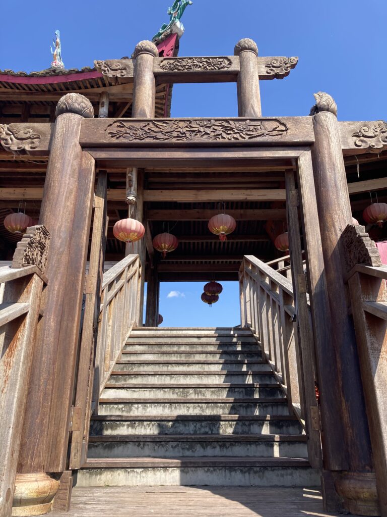 【南投集集鎮景點】集集武昌宮:跨越25年的時空對話,從921地震遺址到全木造浙江泰順廊橋的靜謐時光 集集武昌宮對面的泰順廊橋-純木造結構