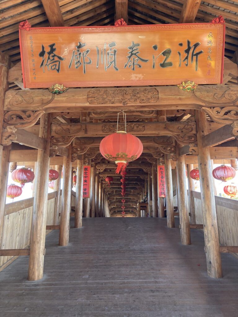 【南投集集鎮景點】集集武昌宮:跨越25年的時空對話,從921地震遺址到全木造浙江泰順廊橋的靜謐時光 集集武昌宮對面的浙江泰順廊橋
