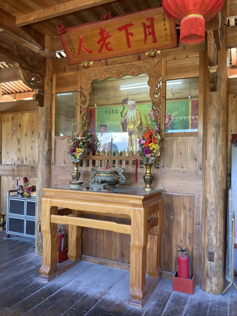 【南投集集鎮景點】集集武昌宮:跨越25年的時空對話,從921地震遺址到全木造浙江泰順廊橋的靜謐時光 集集武昌宮對面的浙江泰順廊橋中的月老廟