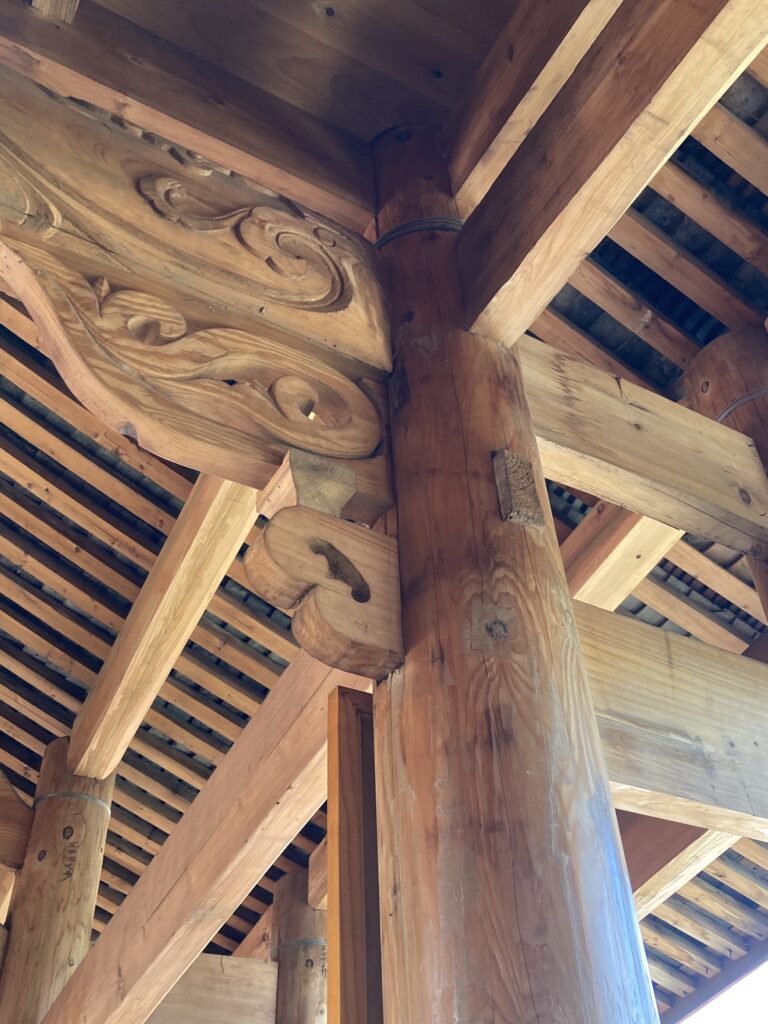 【南投集集鎮景點】集集武昌宮:跨越25年的時空對話,從921地震遺址到全木造浙江泰順廊橋的靜謐時光 集集武昌宮對面的泰順廊橋-榫卯結構