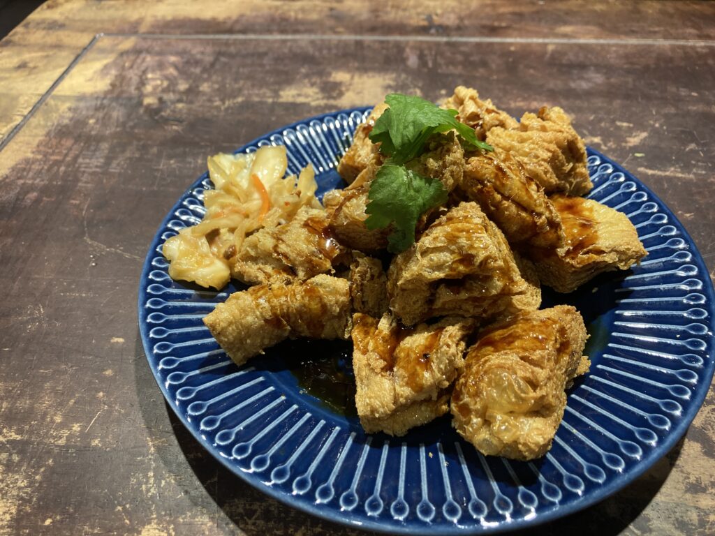 【臺南中西區美食】小孩吃素(新美店):老街裡的復古奇幻異境,驚豔味蕾的精緻蔬食 小孩吃素的小孩泡菜豆包