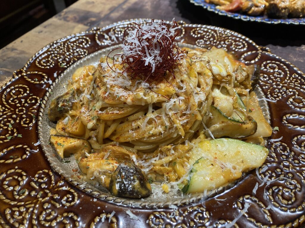 【臺南中西區美食】小孩吃素(新美店):老街裡的復古奇幻異境,驚豔味蕾的精緻蔬食 小孩吃素的火山熔岩泡菜義大利麵