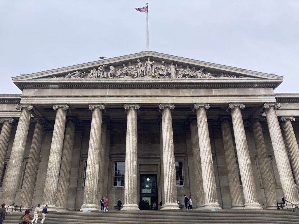 【英國倫敦景點】大英博物館:免費看展攻略!非歷史迷的埃及與希臘神話精選散策 大英博物館經典的古希臘外觀