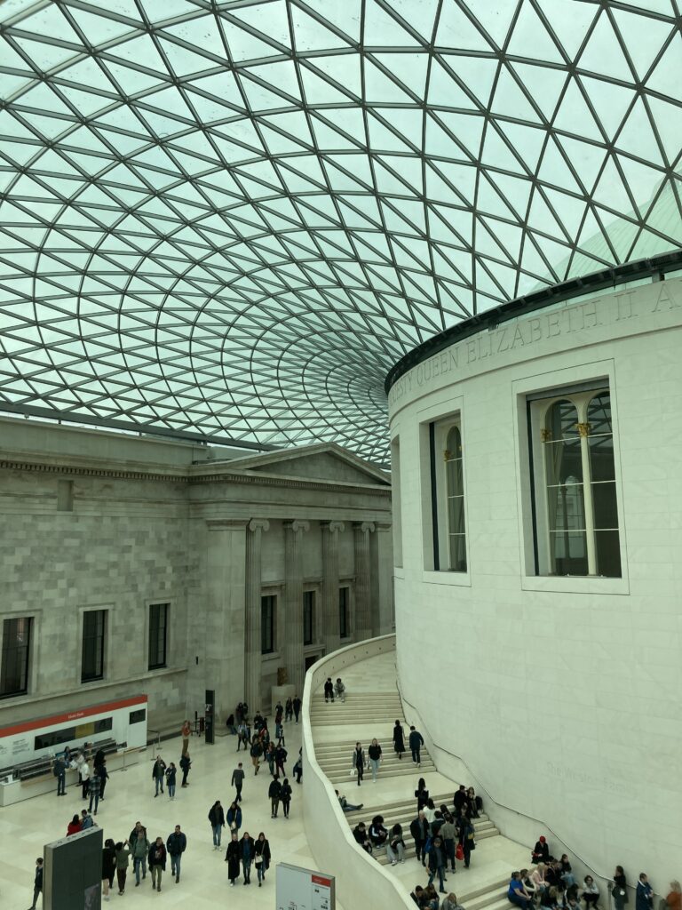 【英國倫敦景點】大英博物館:免費看展攻略!非歷史迷的埃及與希臘神話精選散策 大英博物館經典的玻璃大廳