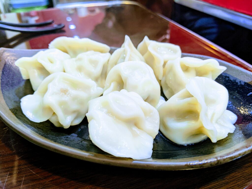 【臺南中西區美食】李媽媽民族鍋燒老店:巷弄裡的日式優雅,當職人精神遇上臺南在地鍋燒意麵 李媽媽民族鍋燒老店的韭黃水餃