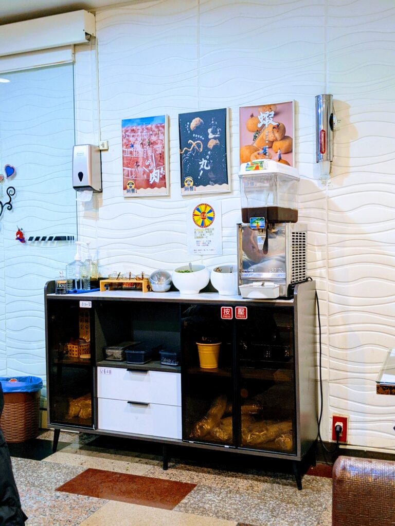 【臺南南區美食】鍋醬平價小火鍋:2,000則評論下的真實力,性價比極高的府城美味 鍋醬平價小火鍋的自助區
