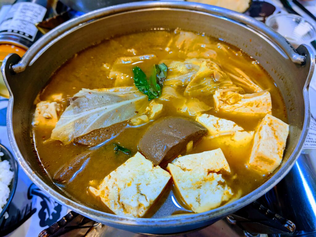 【臺南南區美食】鍋醬平價小火鍋:2,000則評論下的真實力,性價比極高的府城美味 鍋醬平價小火鍋的麻辣鴨血鍋