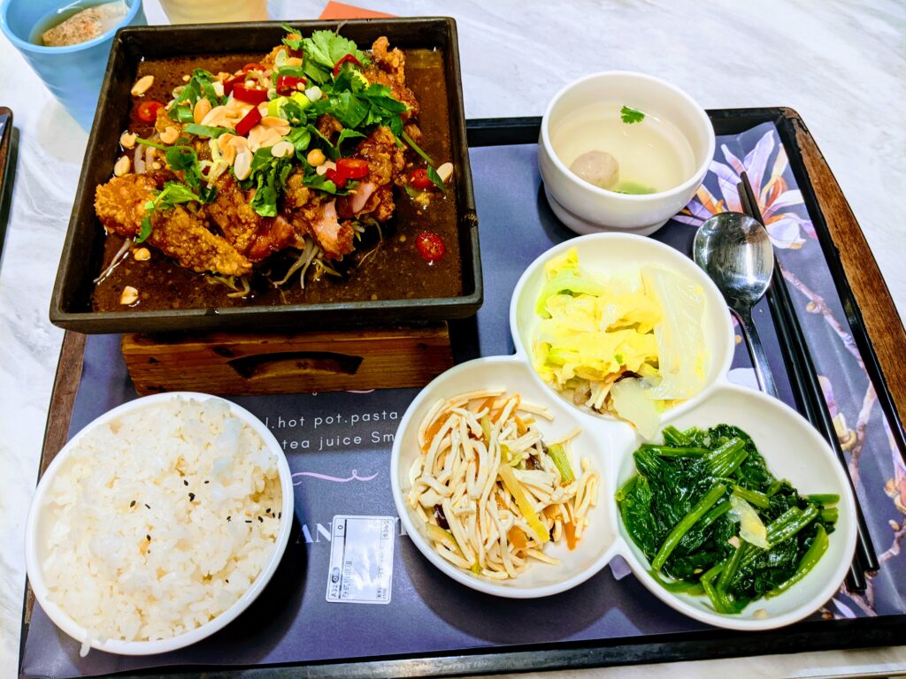【南投草屯鎮美食】春水岸精品料理:超人氣複合式簡餐,三訪全紀錄!推薦必點魚料理與軟嫩雞腿排 春水岸的泰式椒麻雞