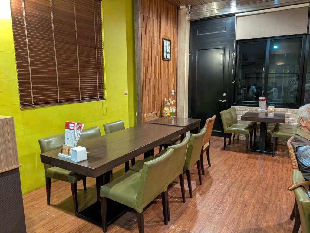 【南投草屯鎮美食】春水岸精品料理:超人氣複合式簡餐,三訪全紀錄!推薦必點魚料理與軟嫩雞腿排 春水岸的用餐空間