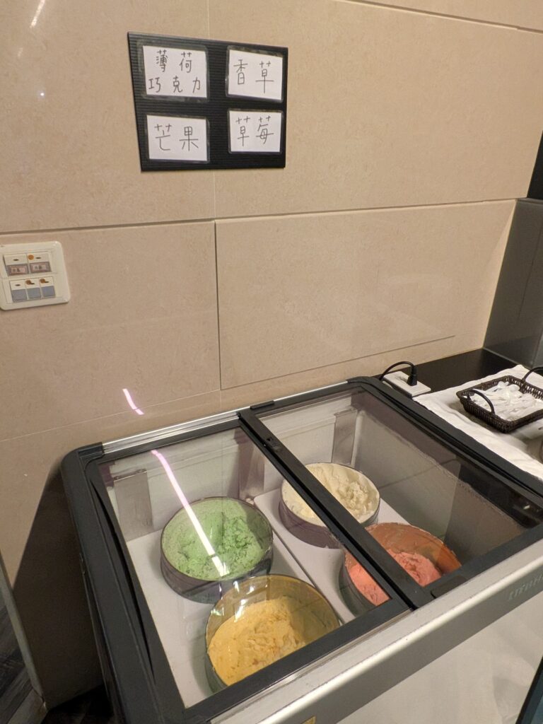 【南投草屯鎮美食】春水岸精品料理:超人氣複合式簡餐,三訪全紀錄!推薦必點魚料理與軟嫩雞腿排 春水岸的自助冰淇淋區