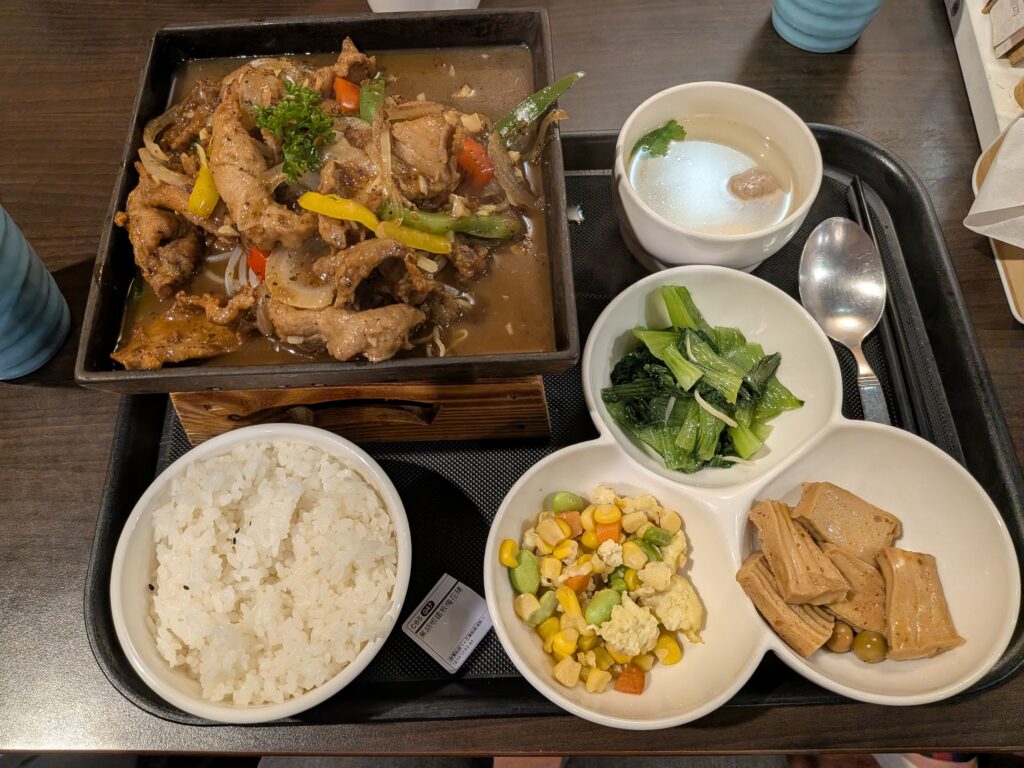 【南投草屯鎮美食】春水岸精品料理:超人氣複合式簡餐,三訪全紀錄!推薦必點魚料理與軟嫩雞腿排 春水岸的黑胡椒梅花豬肉套餐