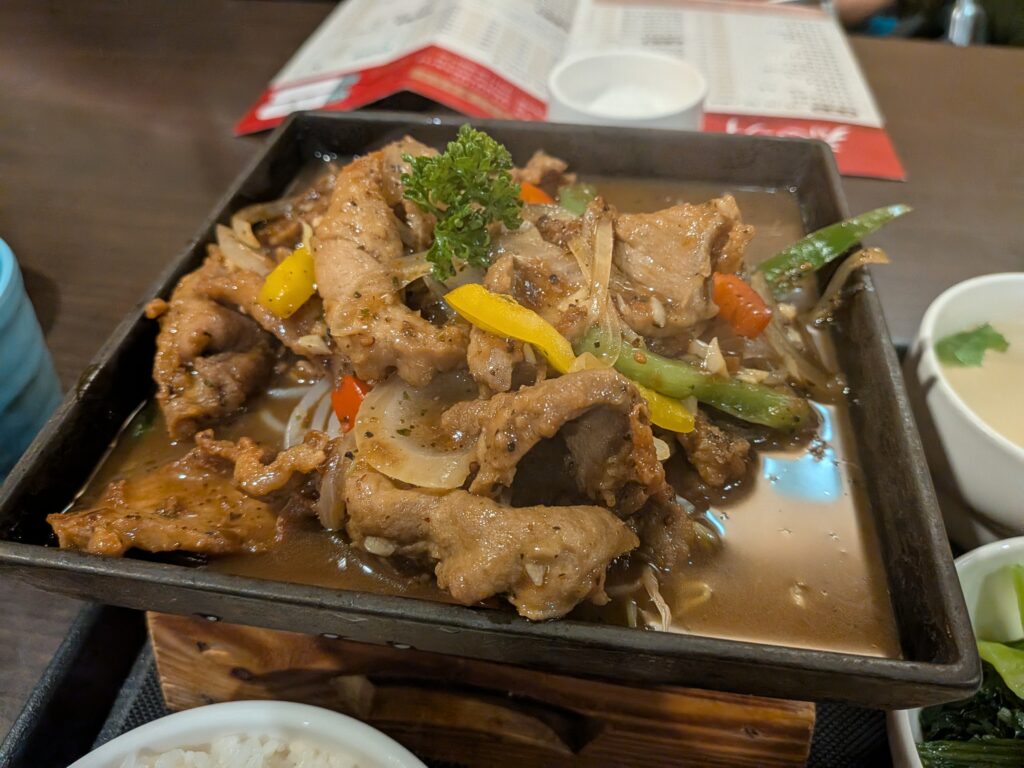 【南投草屯鎮美食】春水岸精品料理:超人氣複合式簡餐,三訪全紀錄!推薦必點魚料理與軟嫩雞腿排 春水岸的黑胡椒梅花豬肉