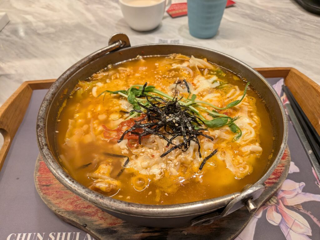 【南投草屯鎮美食】春水岸精品料理:超人氣複合式簡餐,三訪全紀錄!推薦必點魚料理與軟嫩雞腿排 春水岸的起司韓式部隊鍋