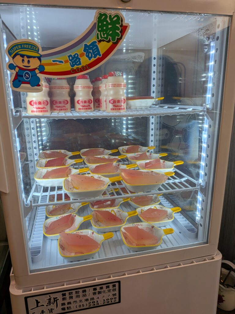 【嘉義西區美食】饗站煲湯:228元起佛心自助吧吃到飽!像媽媽翻冰箱的驚喜家常菜與超暖心服務 饗站煲湯小冰箱裡的甜點區