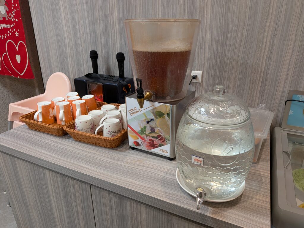 【嘉義西區美食】饗站煲湯:228元起佛心自助吧吃到飽!像媽媽翻冰箱的驚喜家常菜與超暖心服務 饗站煲湯的飲料區