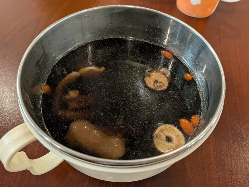 【嘉義西區美食】饗站煲湯:228元起佛心自助吧吃到飽!像媽媽翻冰箱的驚喜家常菜與超暖心服務 饗站煲湯的藥燉排骨湯